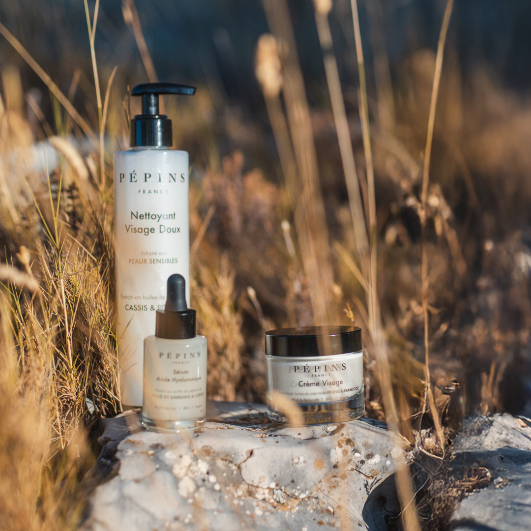 Les soins RITUEL FONDAMENTAL présentés dans un cadre naturel, mettant en avant des ingrédients naturels et une beauté clean.
